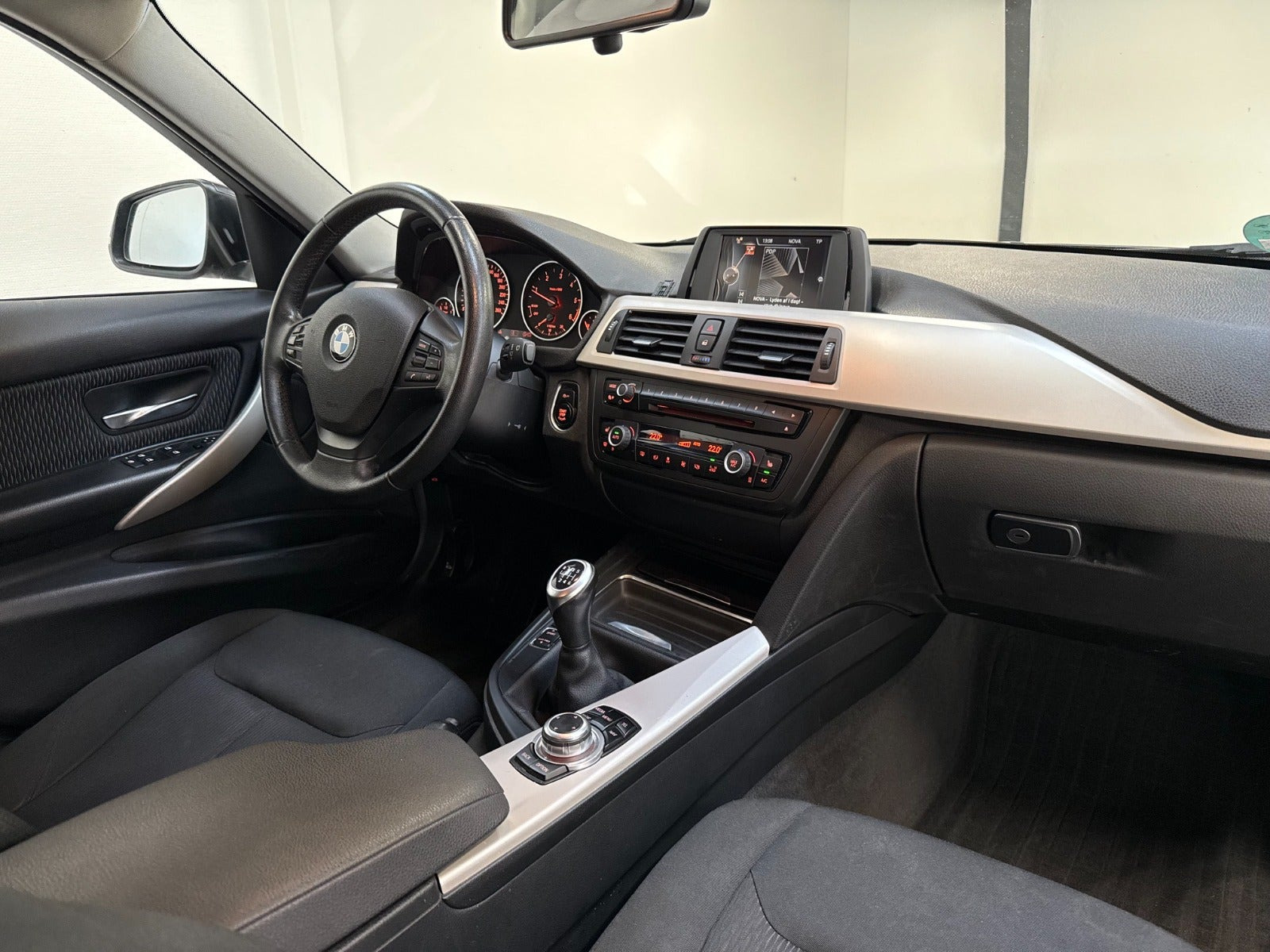 Grå BMW 320d fra 2015