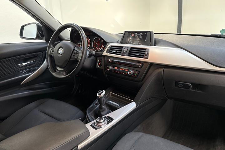 Grå BMW 320d fra 2015