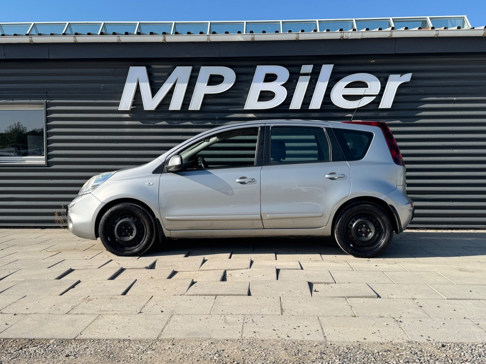 Sølv Nissan Note fra 2010