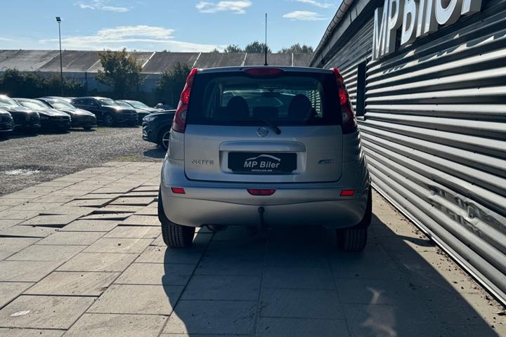 Sølv Nissan Note fra 2010
