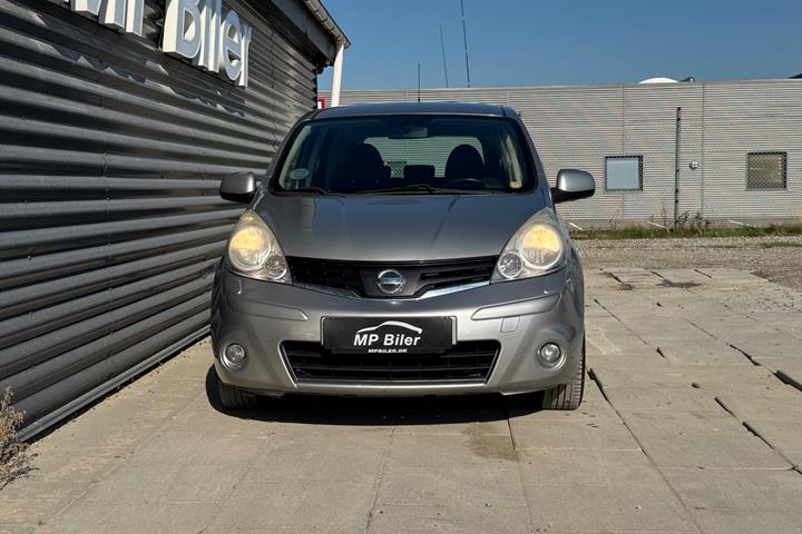 Sølv Nissan Note fra 2010