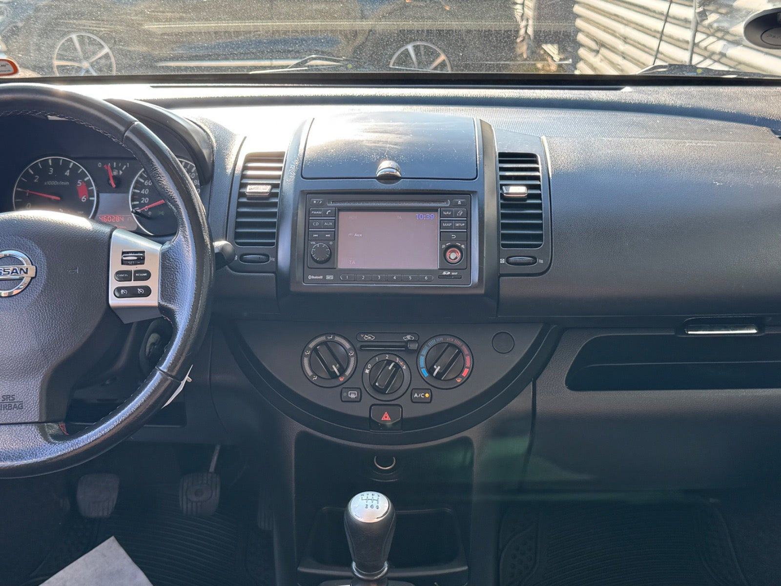 Sølv Nissan Note fra 2010