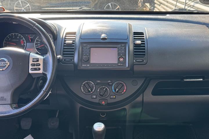 Sølv Nissan Note fra 2010