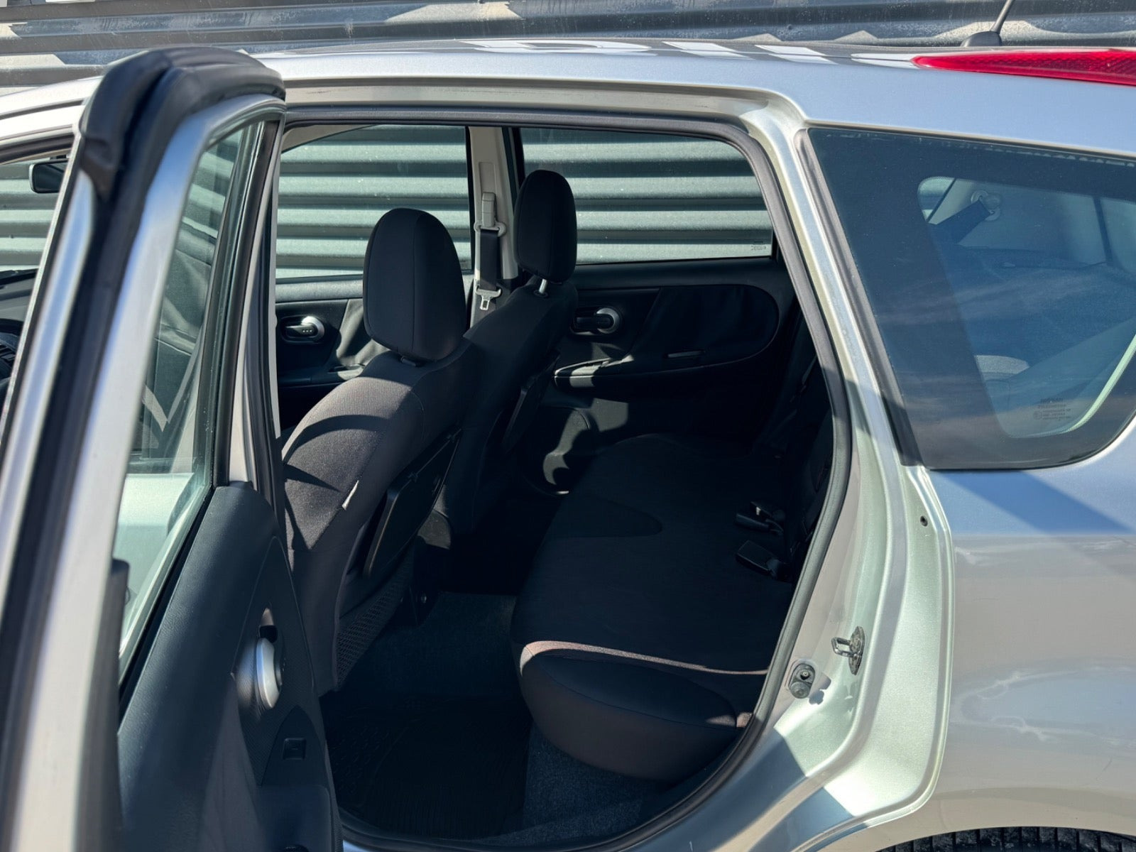 Sølv Nissan Note fra 2010