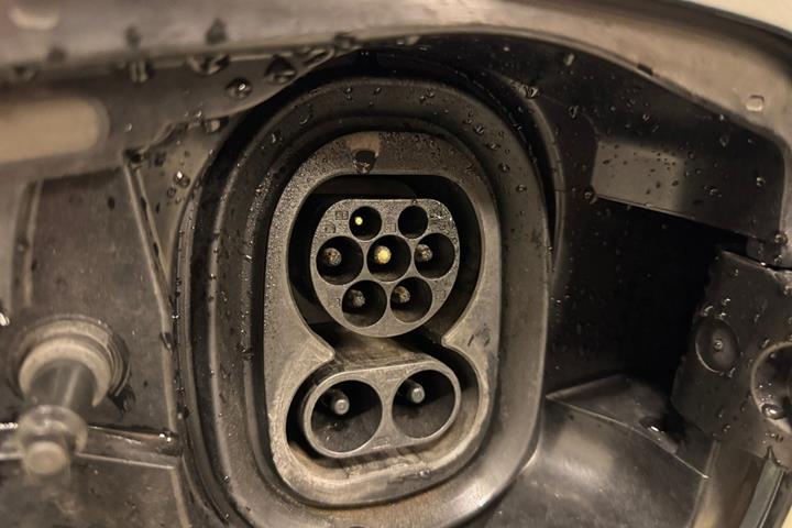 Grå Skoda Enyaq fra 2021