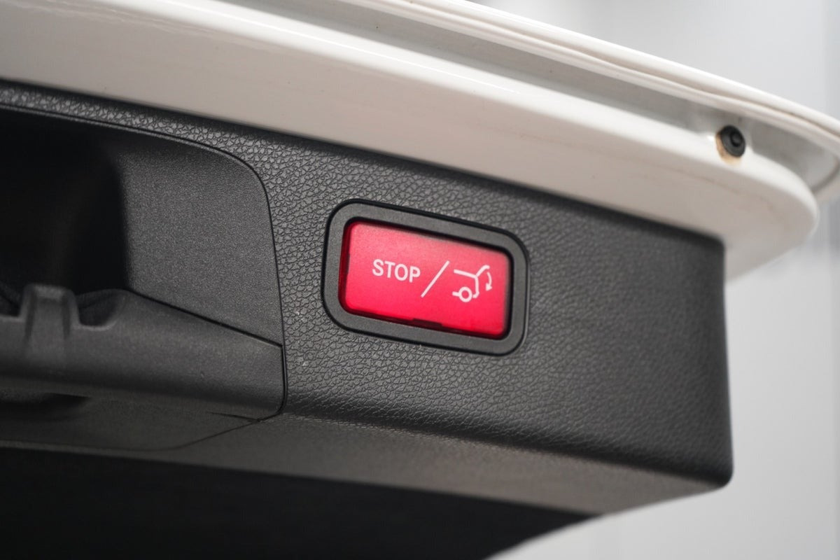 Hvid Mercedes E300 e fra 2021