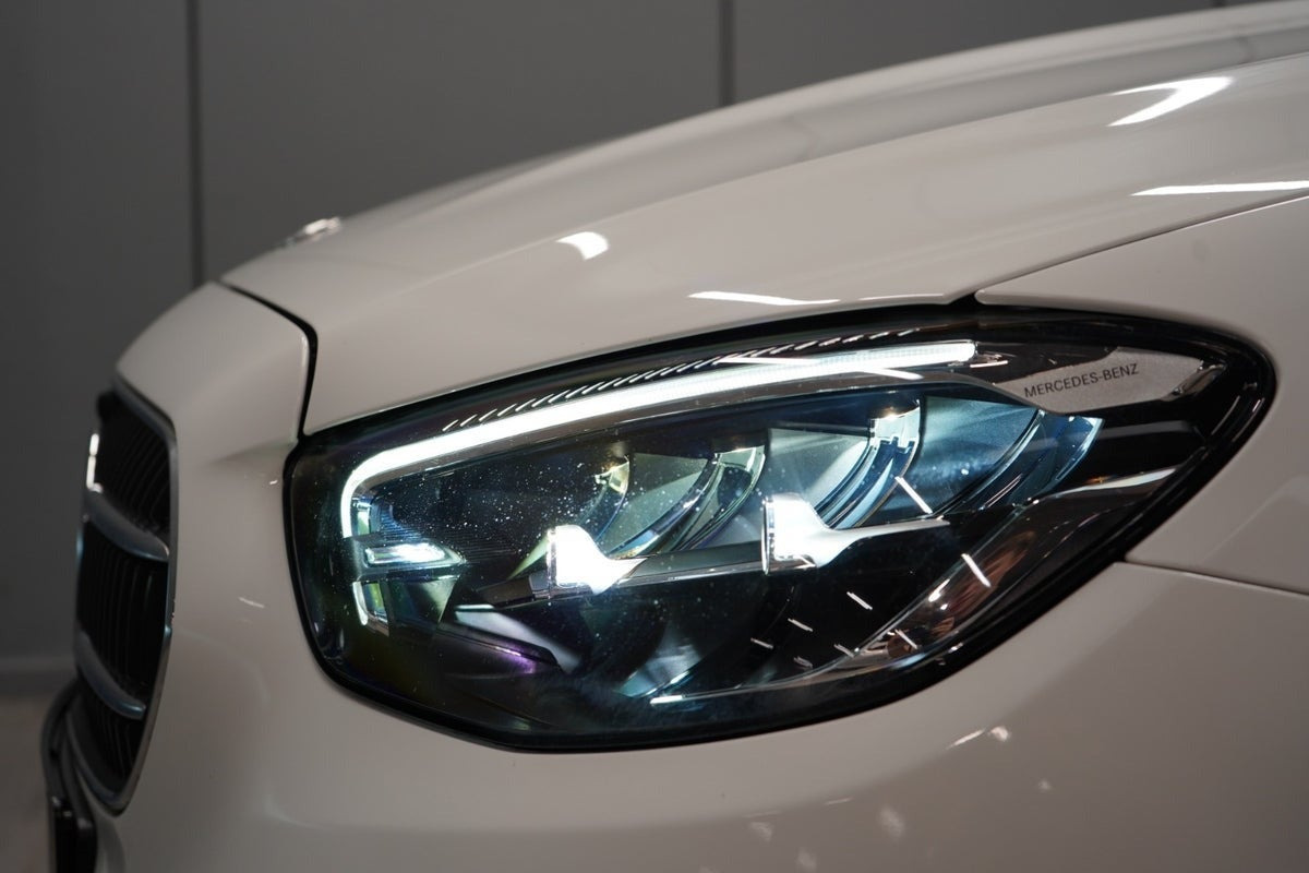 Hvid Mercedes E300 e fra 2021