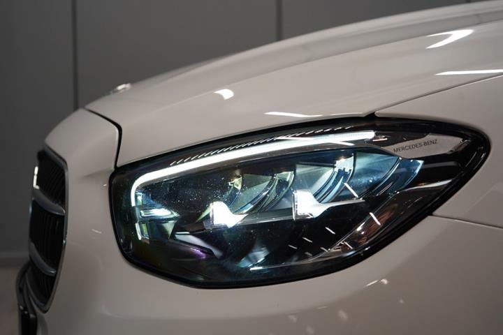 Hvid Mercedes E300 e fra 2021
