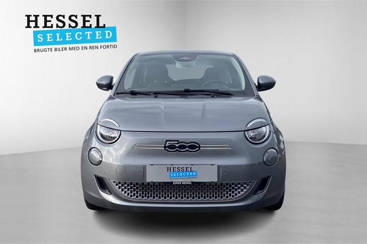 Grå Fiat 500e fra 2023