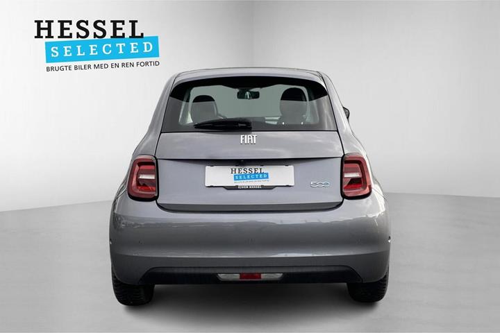 Grå Fiat 500e fra 2023