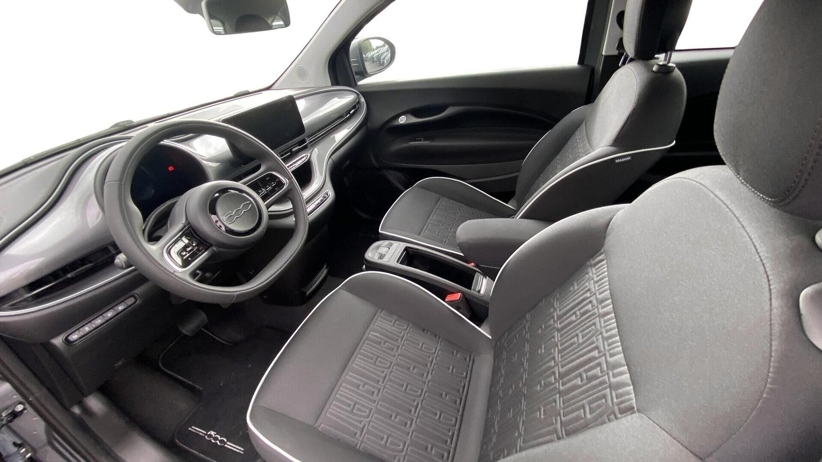 Grå Fiat 500e fra 2023