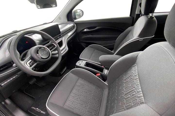 Grå Fiat 500e fra 2023