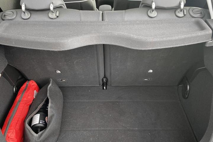 Grå Fiat 500e fra 2023