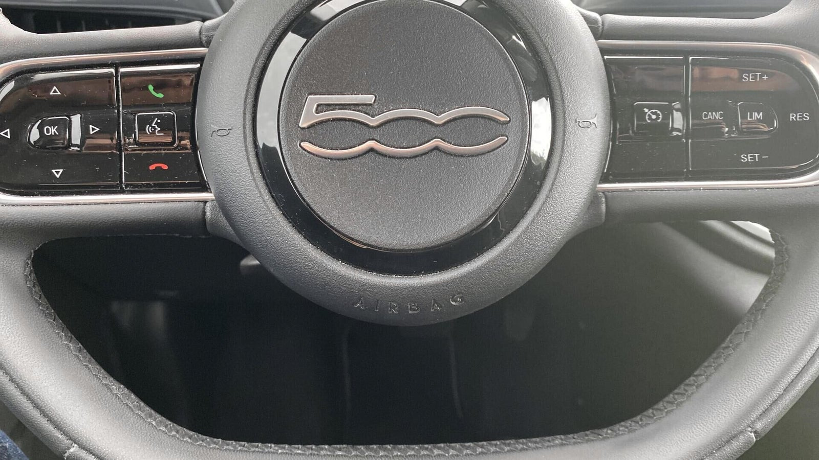 Grå Fiat 500e fra 2023