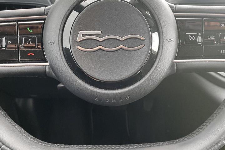 Grå Fiat 500e fra 2023