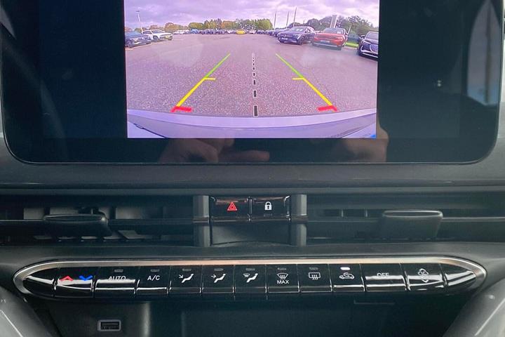 Grå Fiat 500e fra 2023