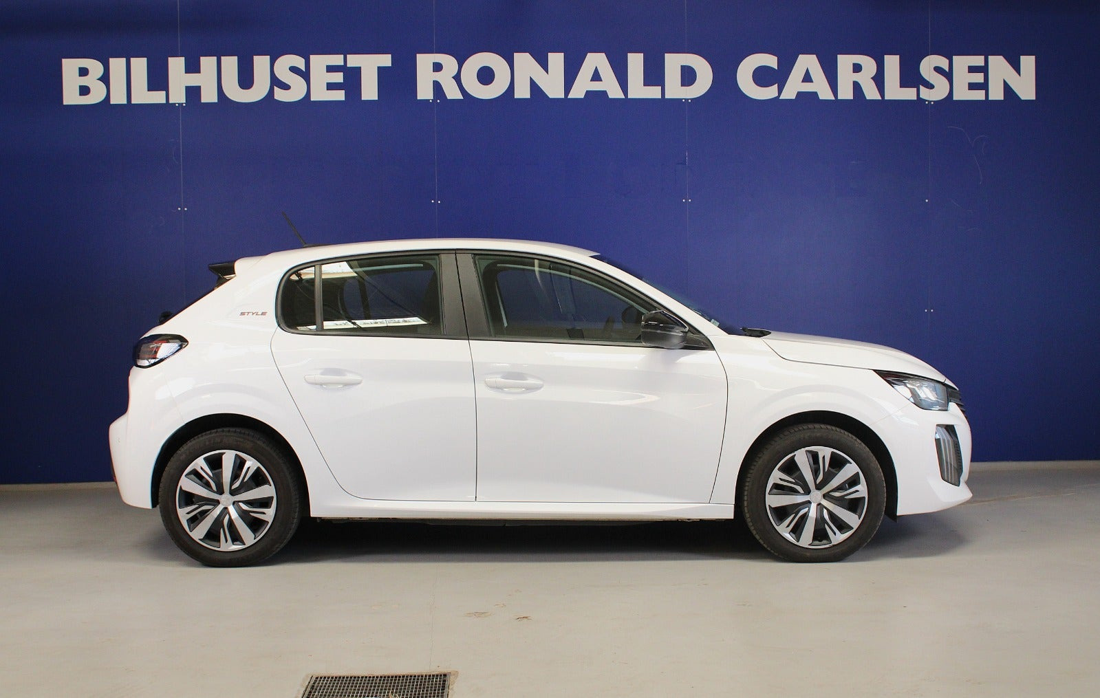 Hvid Peugeot e-208 fra 2026
