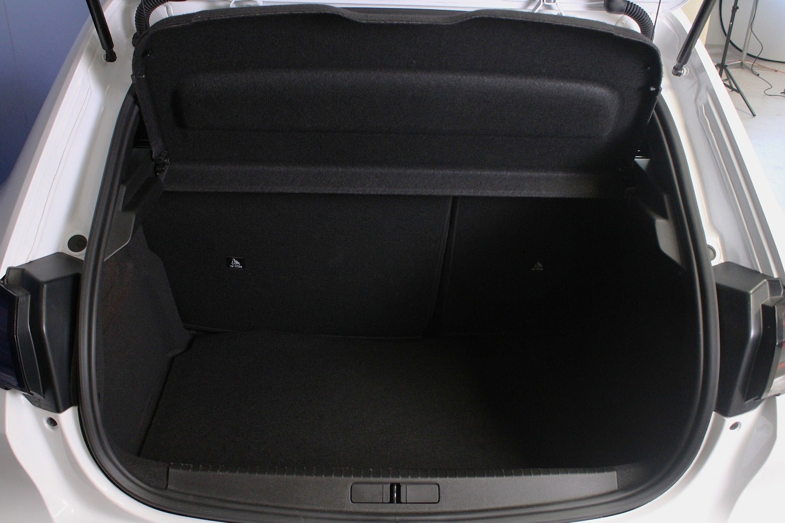 Hvid Peugeot e-208 fra 2026