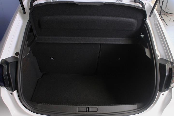 Hvid Peugeot e-208 fra 2026
