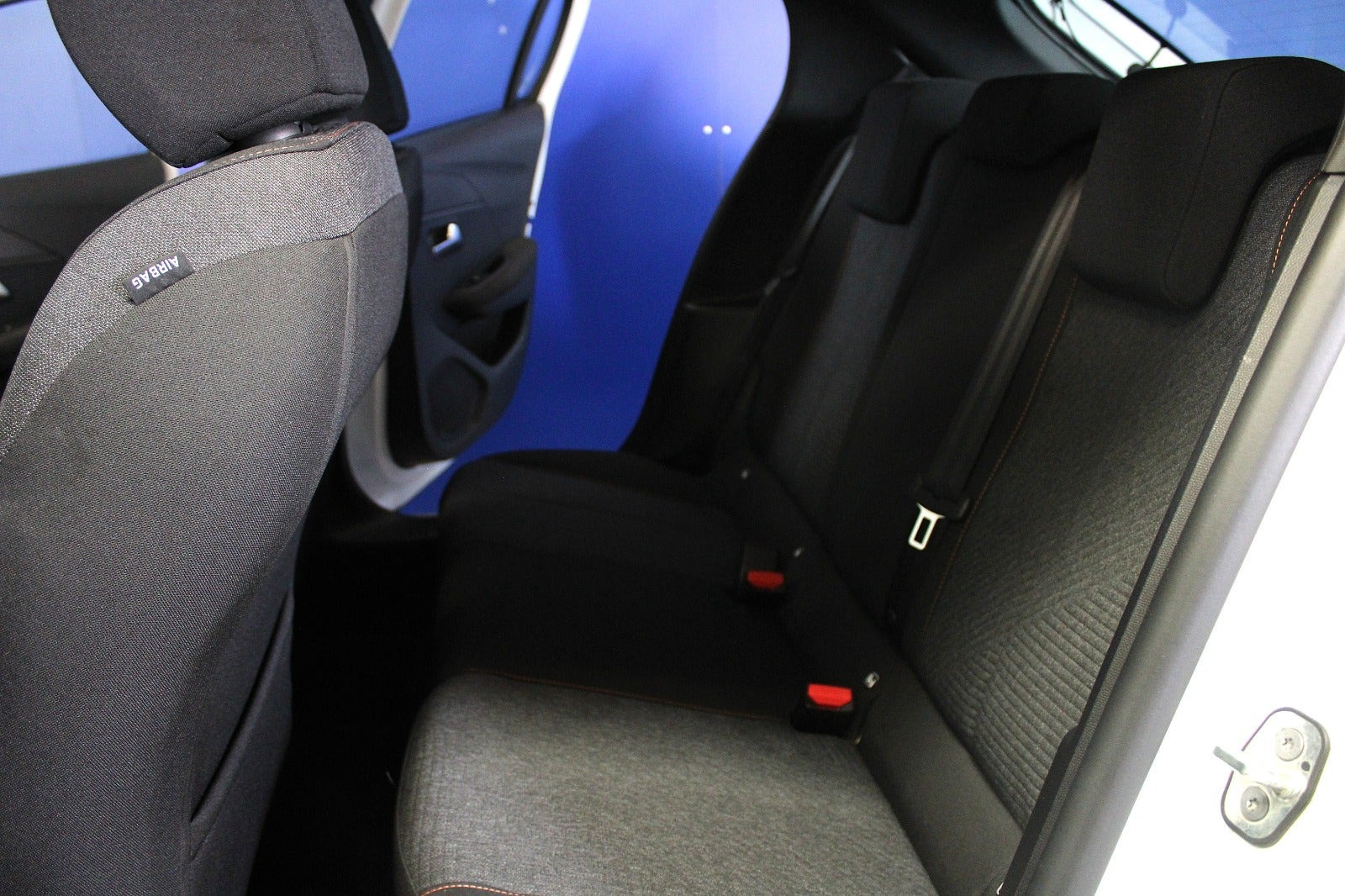 Hvid Peugeot e-208 fra 2026