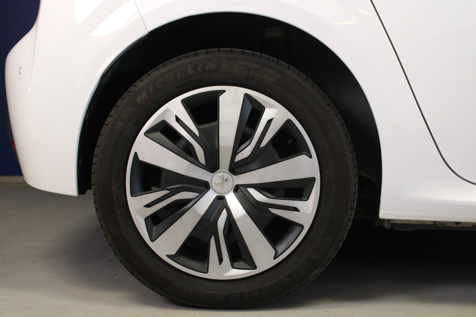 Hvid Peugeot e-208 fra 2026