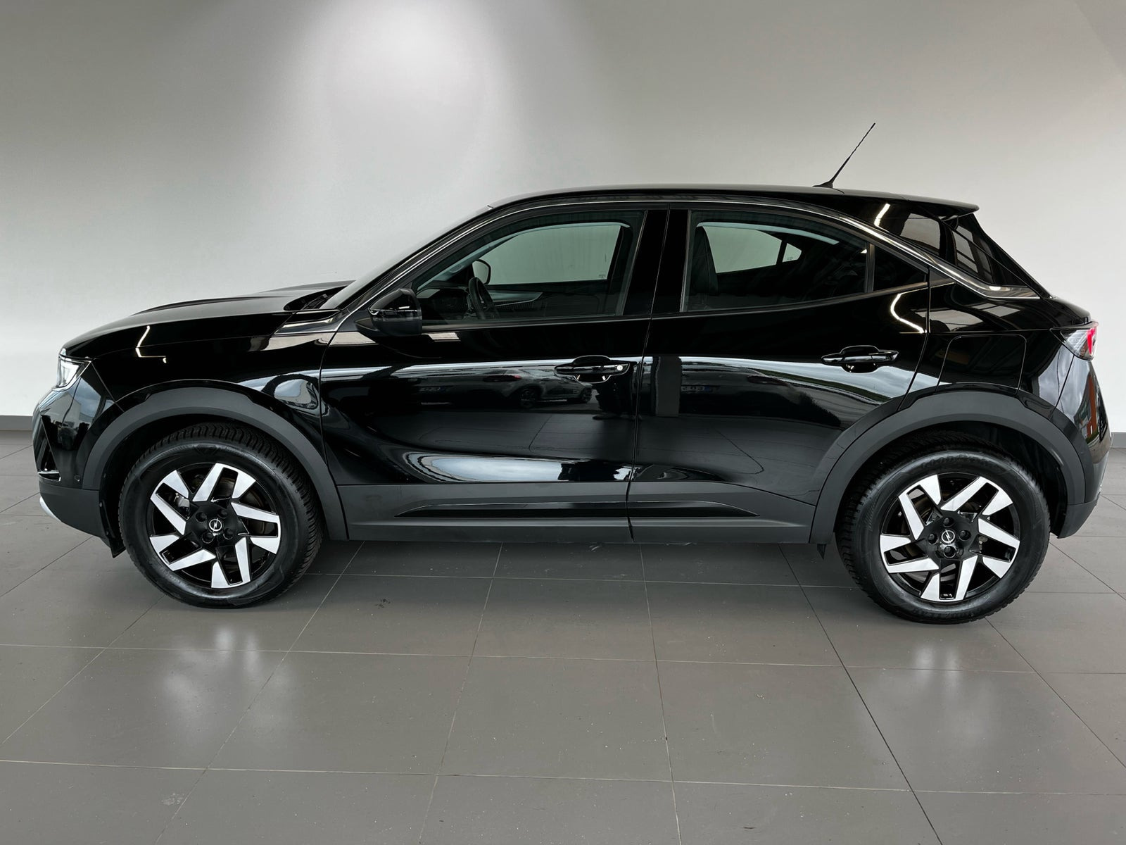 Sort Opel Mokka-e fra 2023