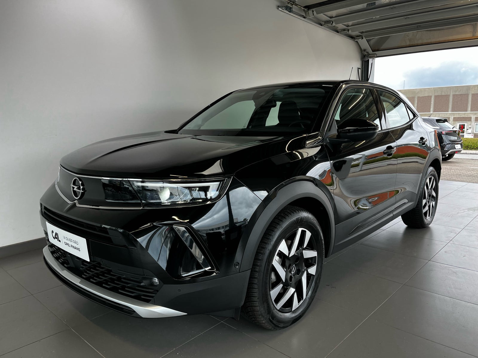 Sort Opel Mokka-e fra 2023