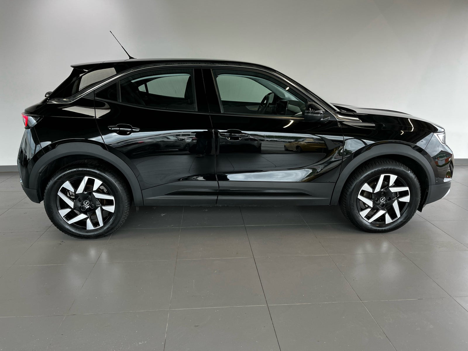 Sort Opel Mokka-e fra 2023