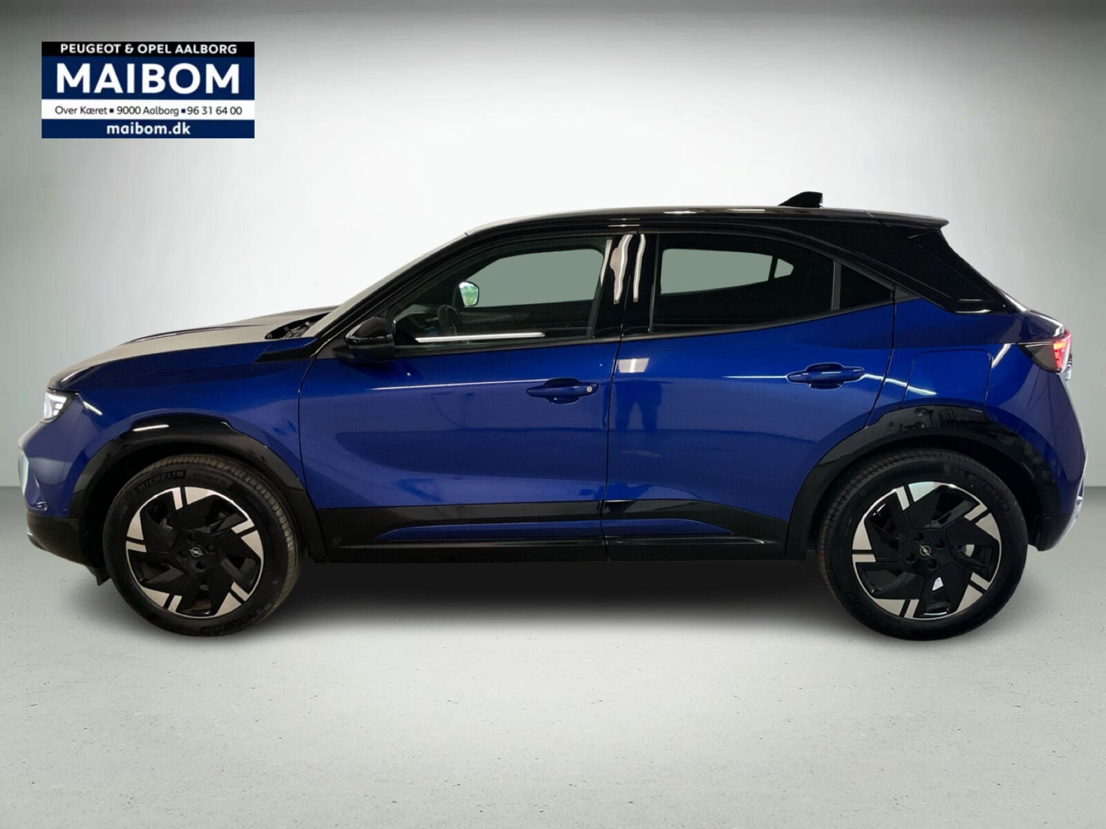 Blå Opel Mokka-e fra 2025