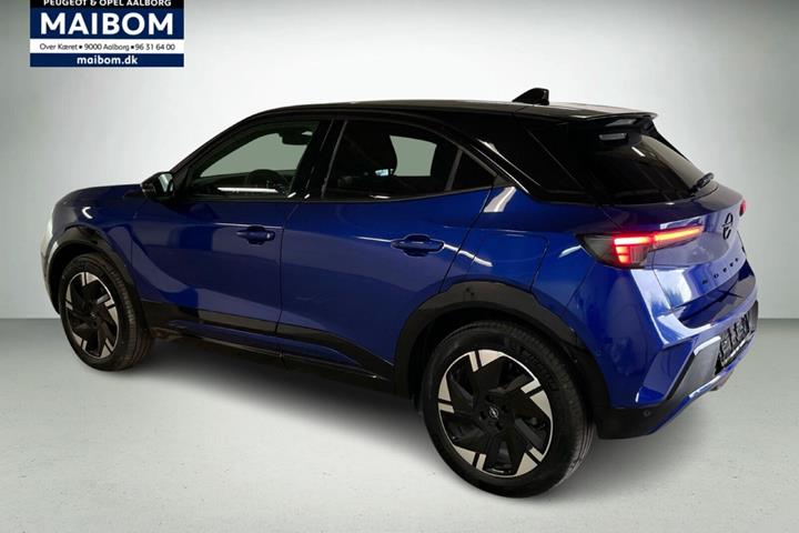 Blå Opel Mokka-e fra 2025