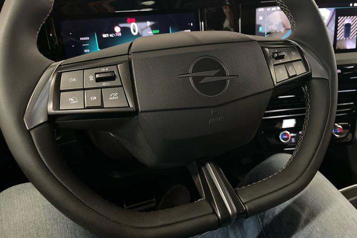 Blå Opel Mokka-e fra 2025