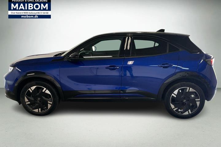 Blå Opel Mokka-e fra 2025