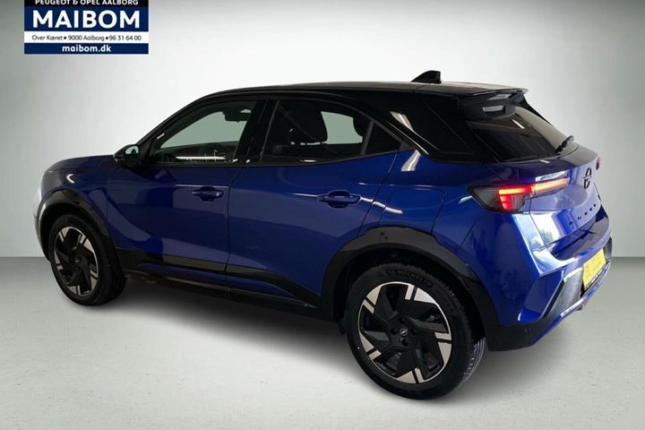 Blå Opel Mokka-e fra 2025