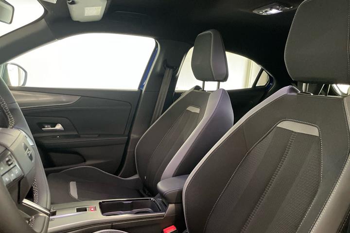 Blå Opel Mokka-e fra 2025