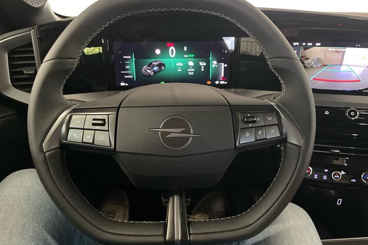 Blå Opel Mokka-e fra 2025
