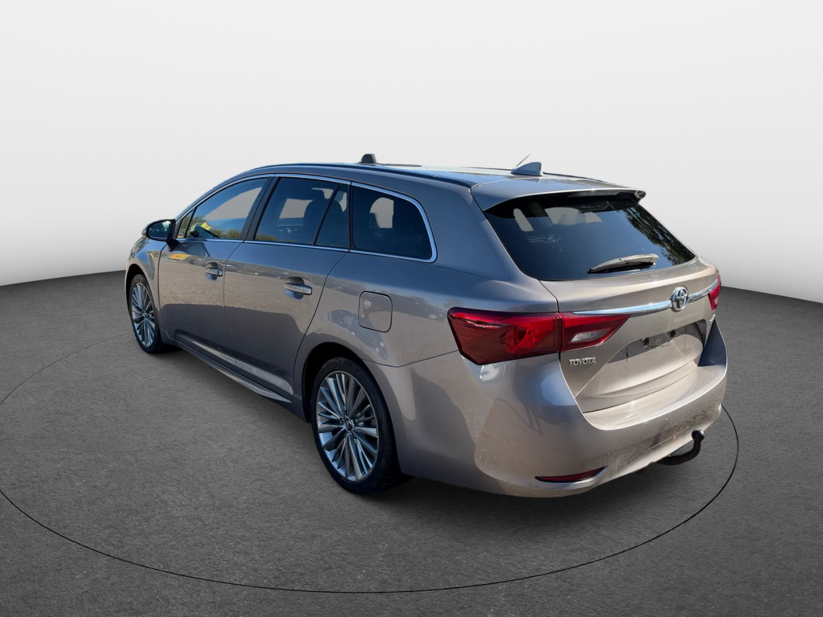 undefined Toyota Avensis fra 2015