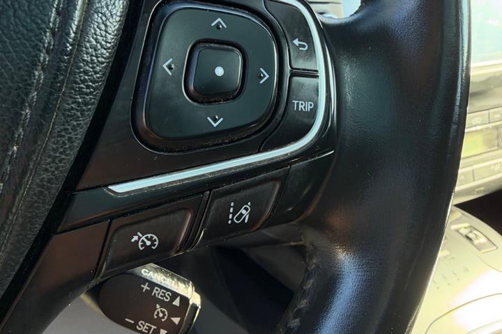 undefined Toyota Avensis fra 2015