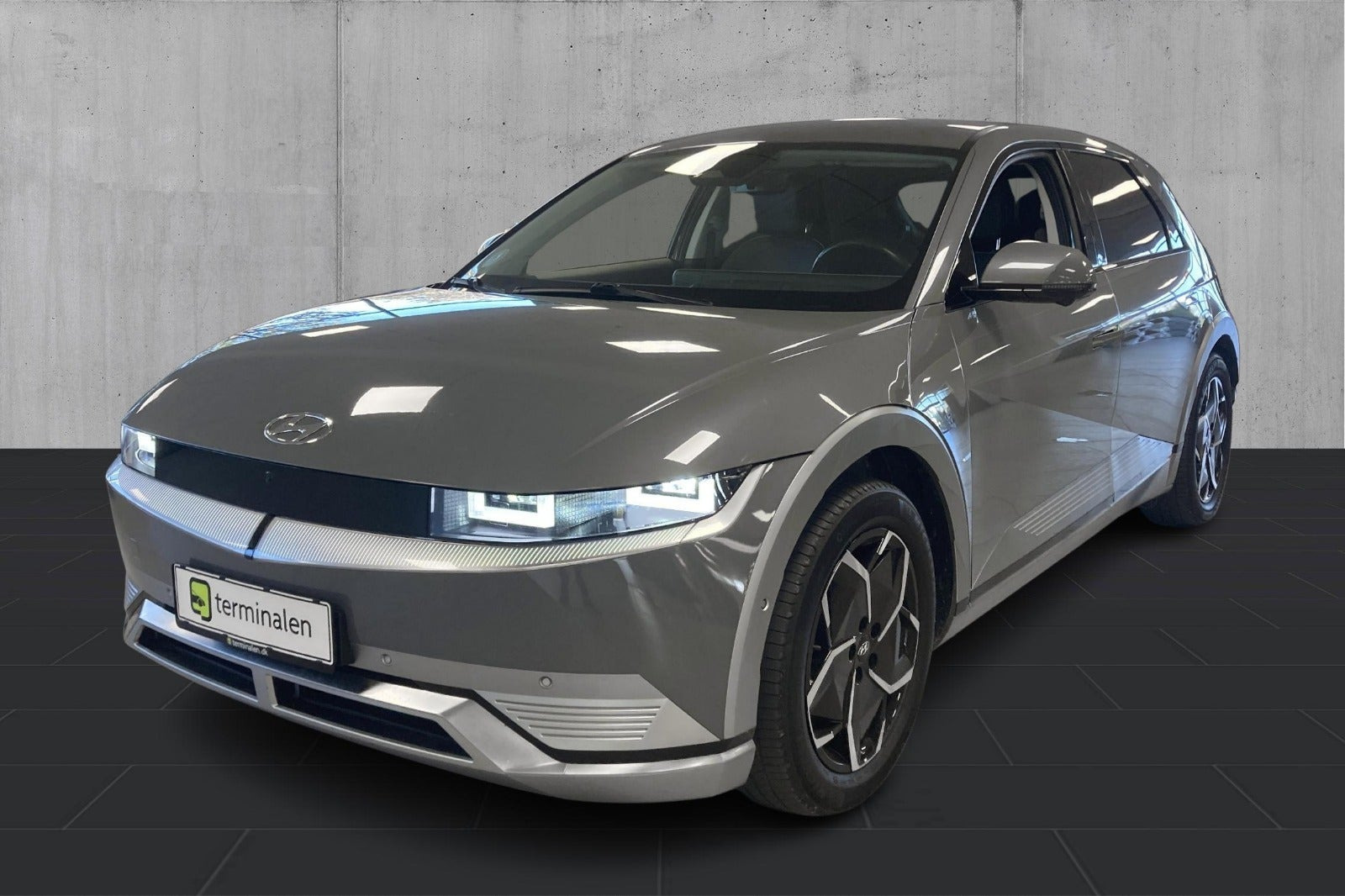 Grå Hyundai Ioniq 5 fra 2023