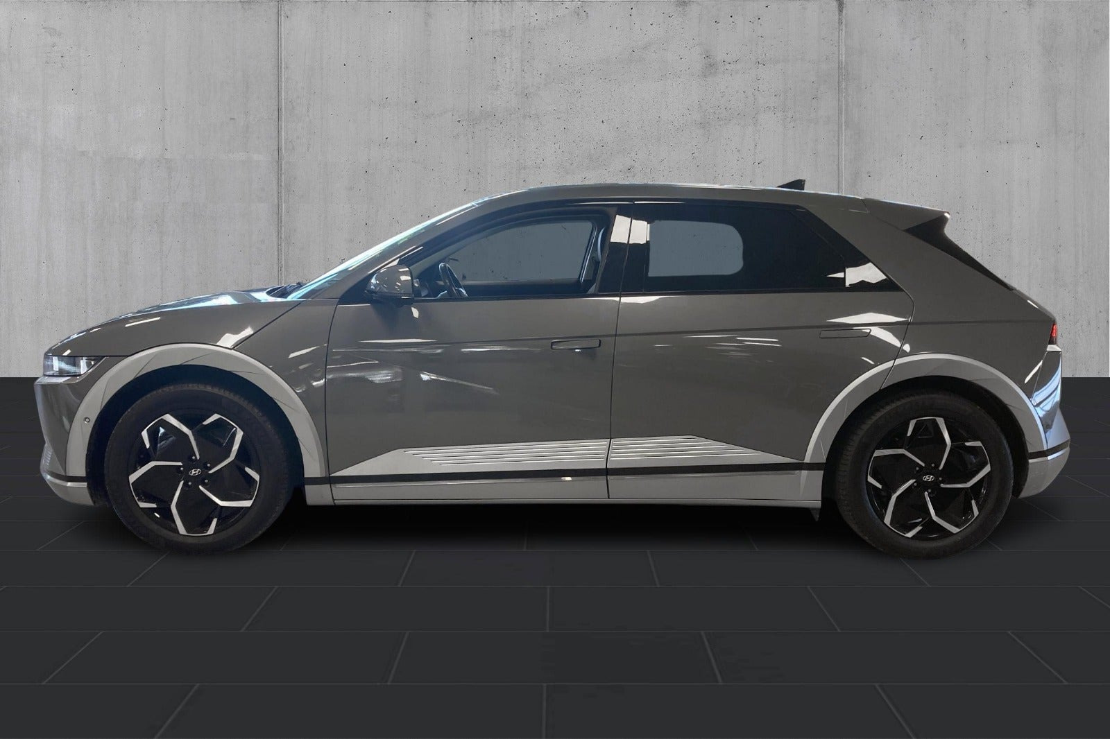 Grå Hyundai Ioniq 5 fra 2023