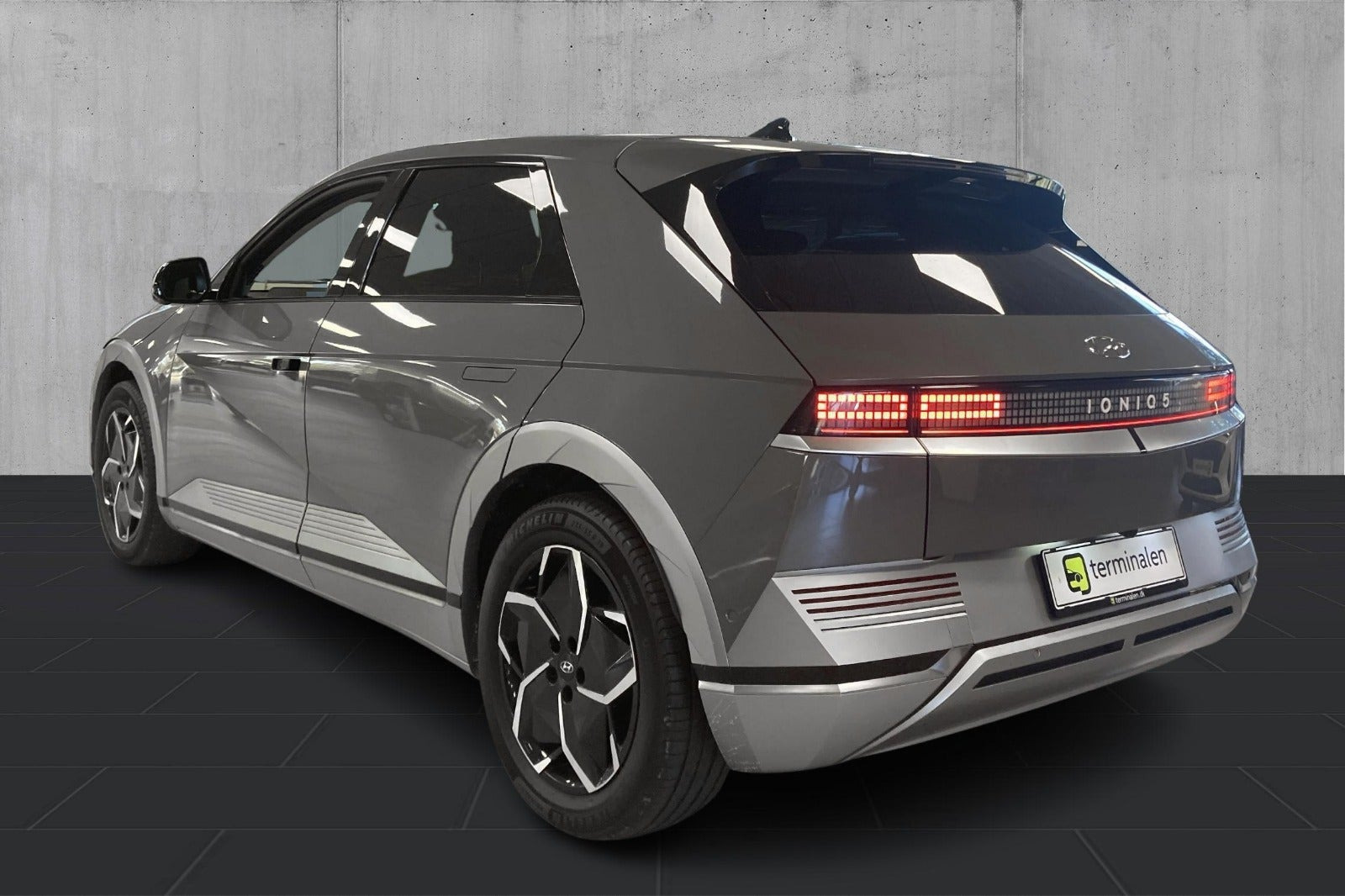 Grå Hyundai Ioniq 5 fra 2023