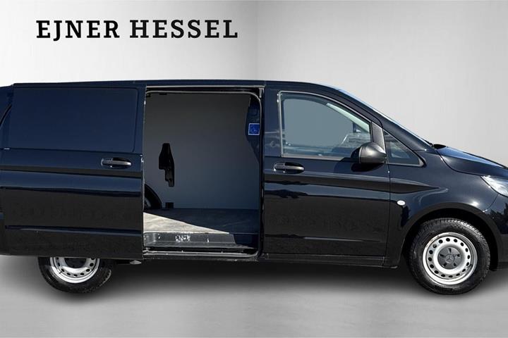 Sort Mercedes Vito 114 fra 2022
