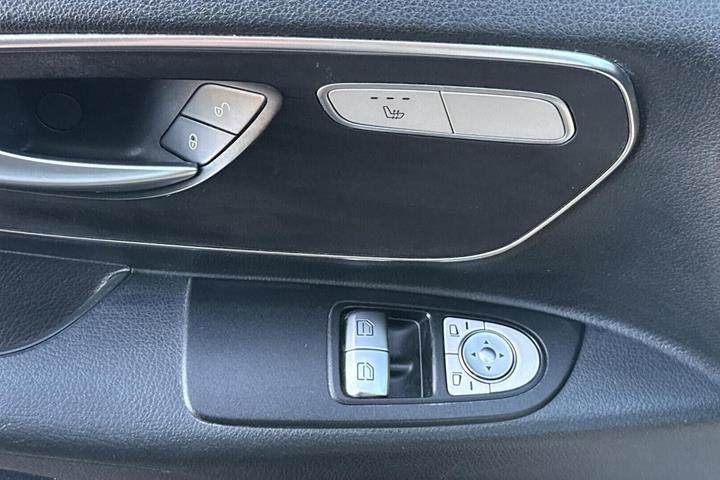 Sort Mercedes Vito 114 fra 2022
