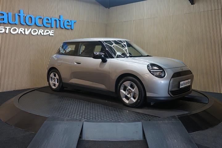 Sølv Mini Cooper E fra 2025