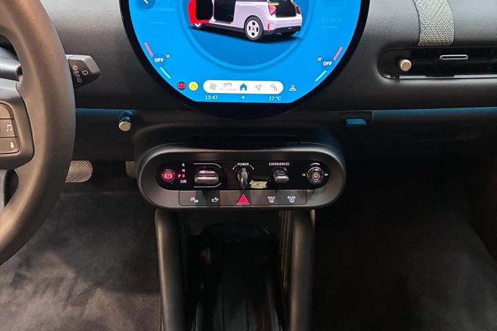 Sølv Mini Cooper E fra 2025