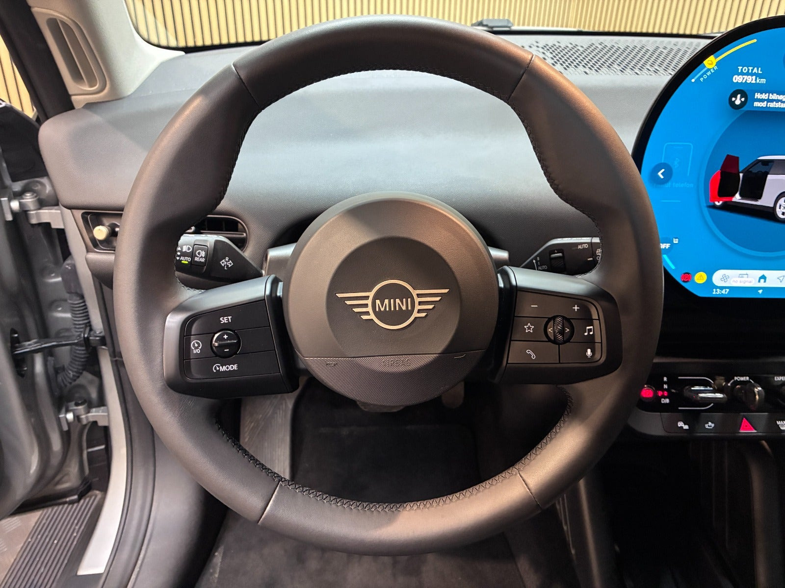 Sølv Mini Cooper E fra 2025