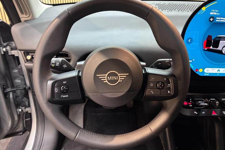 Sølv Mini Cooper E fra 2025