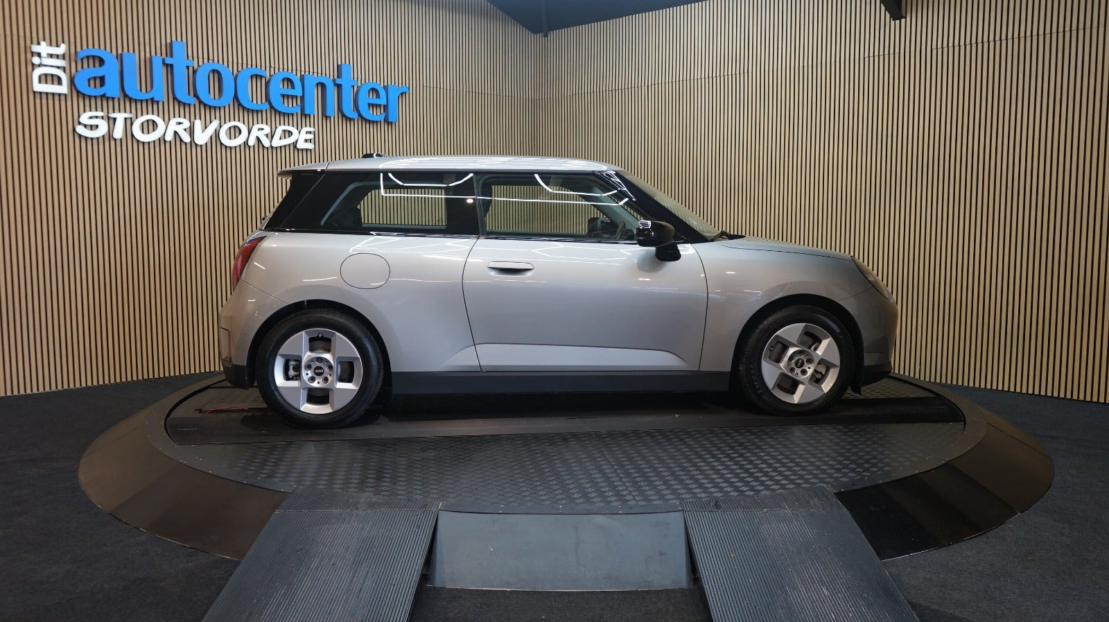 Sølv Mini Cooper E fra 2025