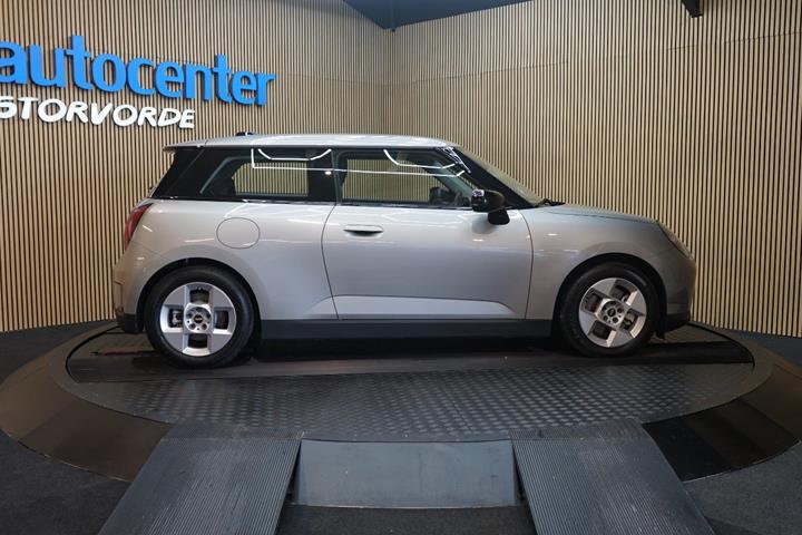 Sølv Mini Cooper E fra 2025
