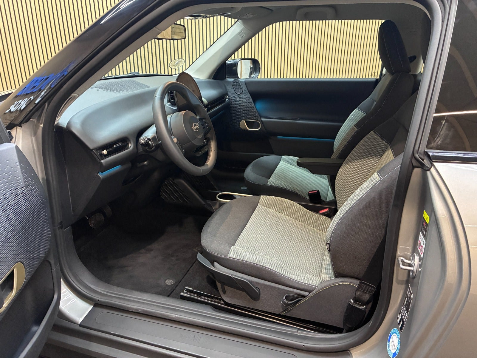 Sølv Mini Cooper E fra 2025