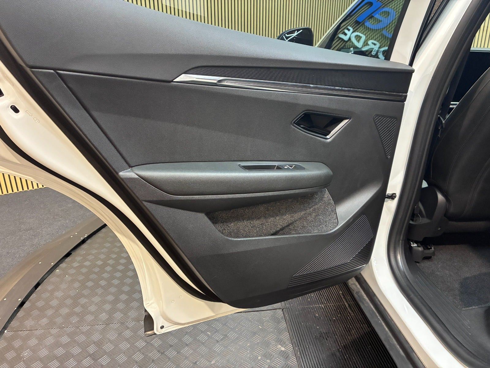Hvid Renault Scenic E-Tech fra 2025